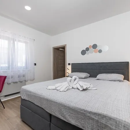 Mit Privatpool Fuer 6 Personen Ca 150 Qm In Zupanici, Istrien Binnenland Von Istrien