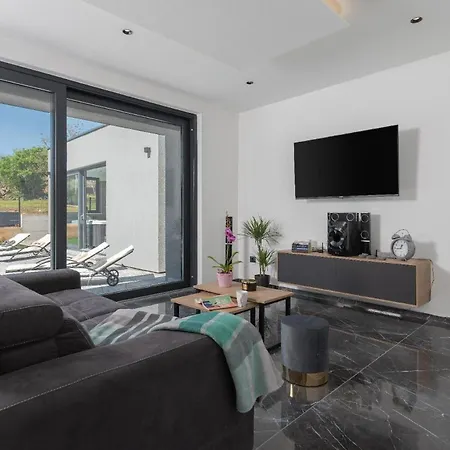 Mit Privatpool Fuer 6 Personen Ca 150 Qm In Zupanici, Istrien Binnenland Von Istrien