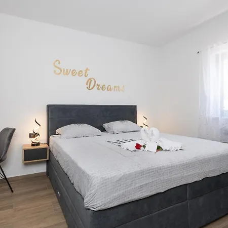 Mit Privatpool Fuer 6 Personen Ca 150 Qm In Zupanici, Istrien Binnenland Von Istrien Cubanici
