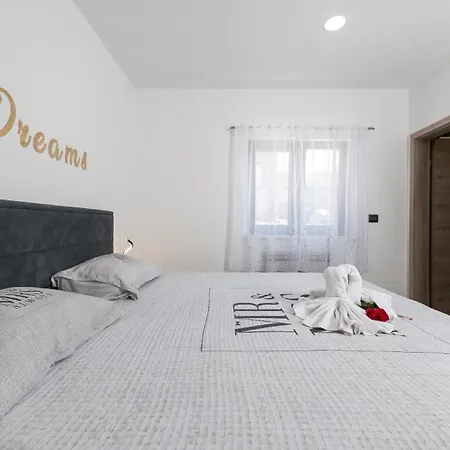 Mit Privatpool Fuer 6 Personen Ca 150 Qm In Zupanici, Istrien Binnenland Von Istrien Cubanici