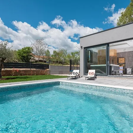 Mit Privatpool Fuer 6 Personen Ca 150 Qm In Zupanici, Istrien Binnenland Von Istrien Holiday home Cubanici